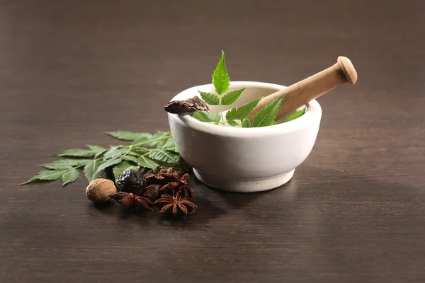 Harç ve havaneli ile Ayurveda otlar