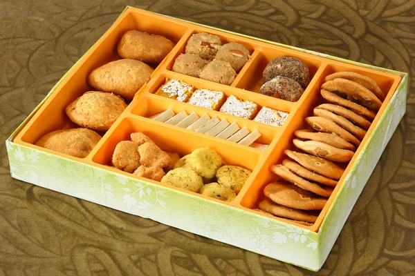 Вкусные индийские сладости Панджаби Бхаджи в коробке — стоковое фото