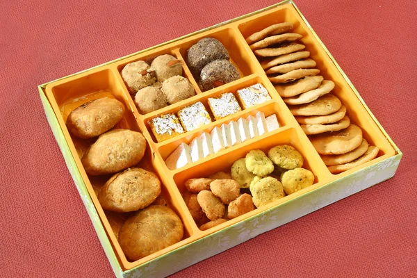 Köstliche indische Süßigkeiten punjabi bhaji in Box — Stockfoto