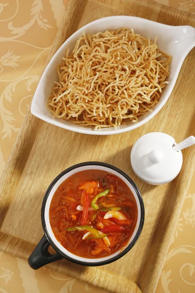 American Chopsuey or chop suey on deep-fried noodles — Stock Photo, Image