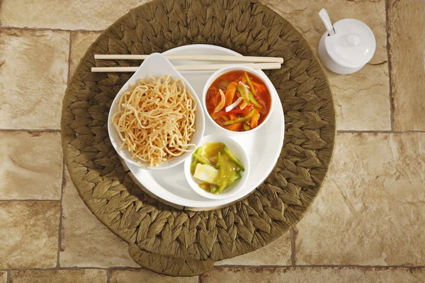 American Chopsuey or chop suey on deep-fried noodles — Stock Photo, Image