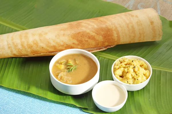 Masala dosa med chutney och sambaar — Stockfoto