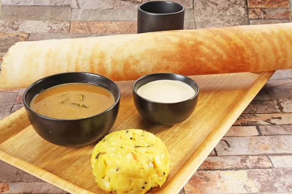 Masala dosa z sosem i sambaar — Zdjęcie stockowe