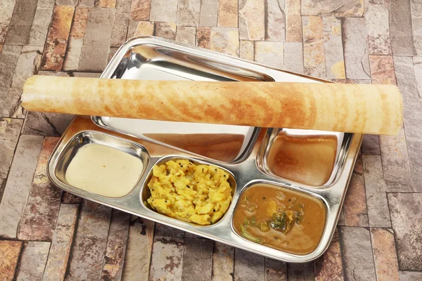 Masala Dósa chutney-val és a Sambaar, a dél-indiai étel — Stock Fotó
