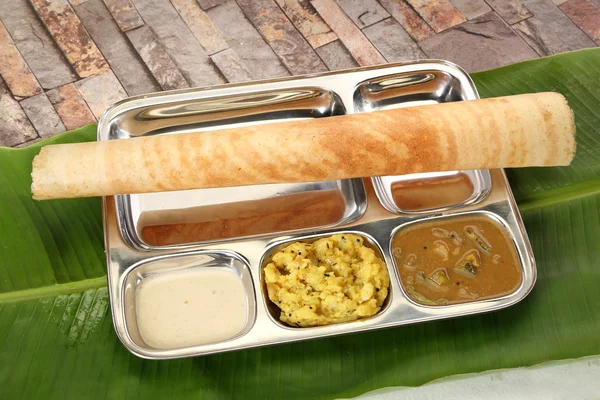 Masala dosa 配酸辣酱和 sambaar — 图库照片