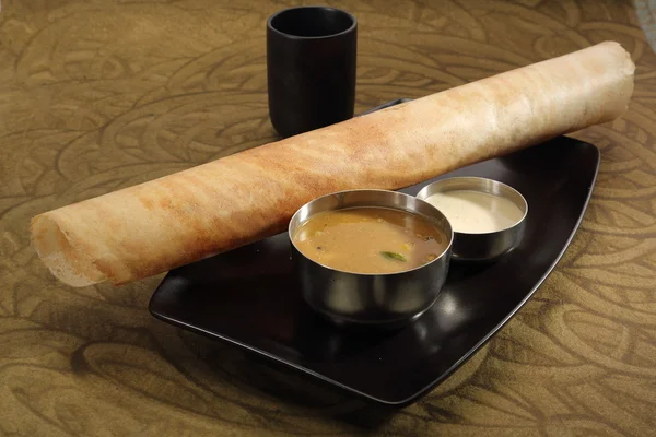 Masala dosa Hint turşusu ve sambaar ile