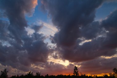 Ormanın üzerinde gün batımı