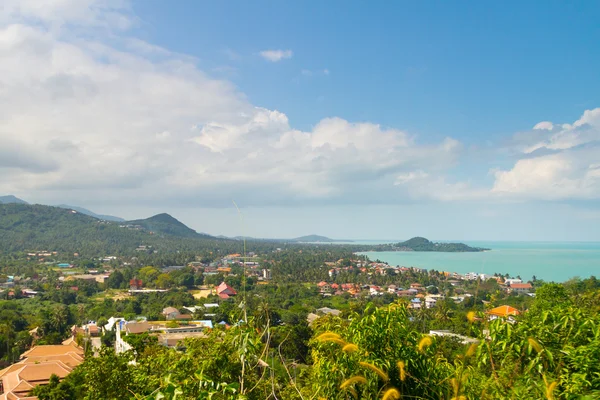 Vista desde la montaña hasta el pueblo pesquero — Foto de Stock