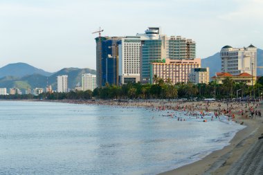 Halk plajı ve bir sürü insan