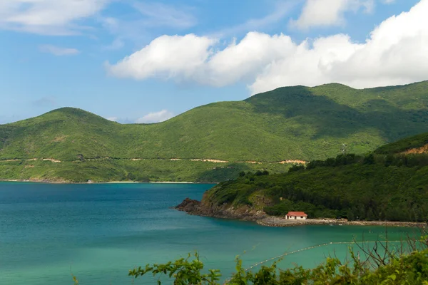 Casa al pie de las montañas en la costa — Foto de Stock