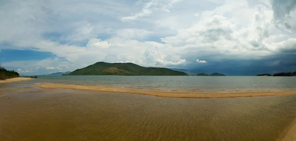 Panorama zátoky a ostrovy ve Vietnamu — Stock fotografie