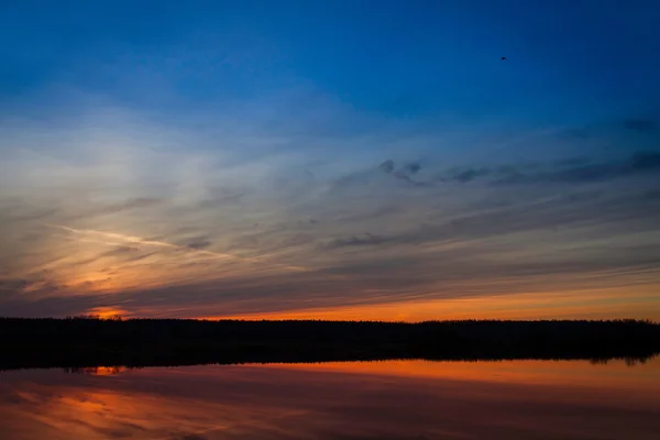 Το κατακόκκινο ηλιοβασίλεμα στον ποταμό Royalty Free Εικόνες Αρχείου
