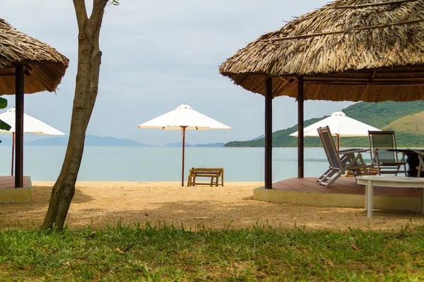 Przy zacisznej plaży na wyspie — Zdjęcie stockowe