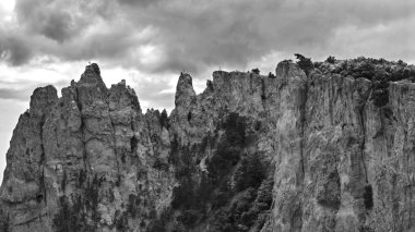 Ridge bulutlu gökyüzü altında montaj