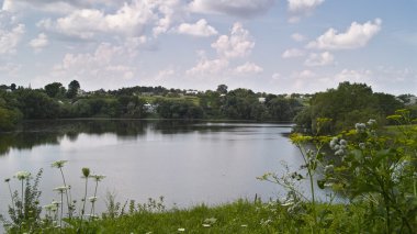 Gölet üzerinde bulutlar ile yaz aylarında