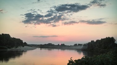 Batan güneşin yaz Nehri üzerinde