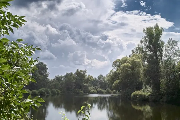 Cumulus awan di atas kolam musim panas — Stok Foto