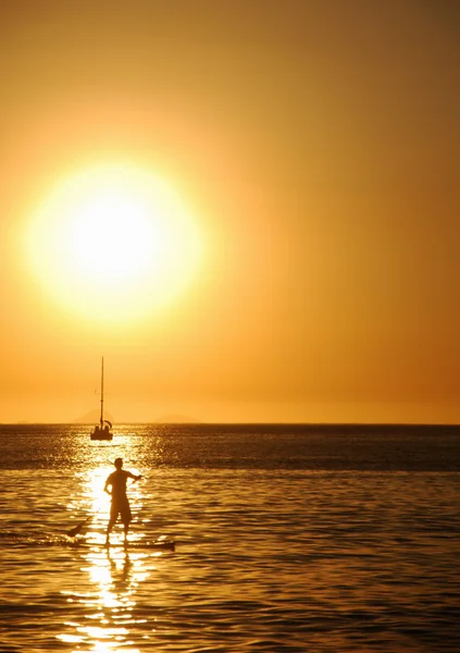 Stand-up ao pôr do sol na praia de Itaipu — Fotografia de Stock