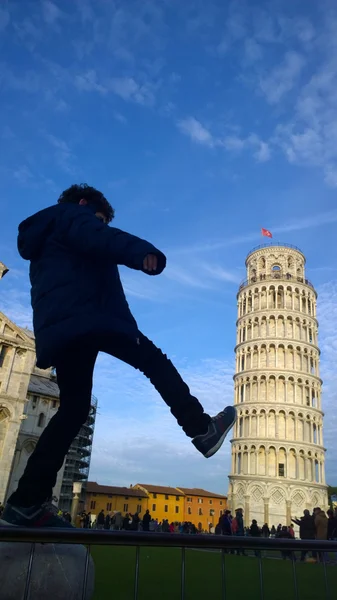 Kid sparka och fixa Pisa Tower — Stockfoto