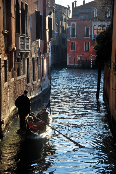 Gondolier w kanał w Wenecji — Zdjęcie stockowe