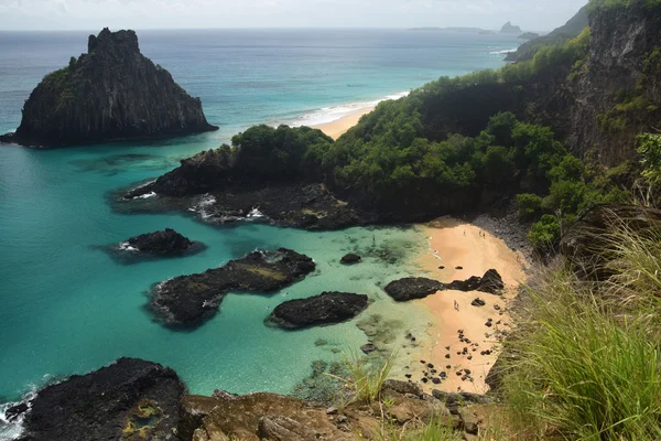 Playa de mar cristalino en Fernando de Noronha, Brasil — Foto de Stock