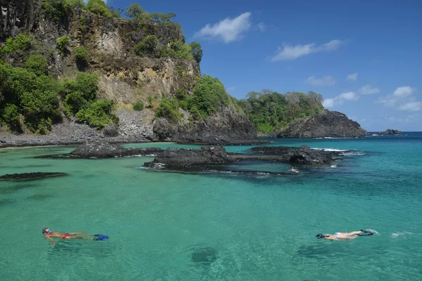 Dykning i en kristallin strand i Fernando de Noronha, Brazil — Stockfoto