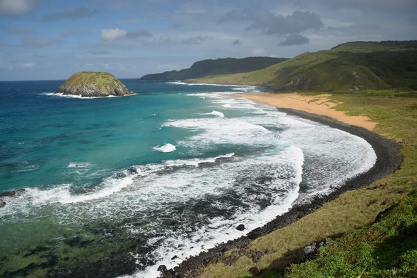 Praia cristalina do mar em Fernando de Noronha, Brasil Imagem De Stock