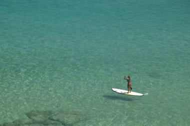 Fernando de Noronha, Brezilya için kristal deniz Beach stand-up kürek