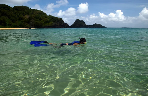 Buceo en una playa cristalina en Fernando de Noronha, Brasil — Foto de Stock