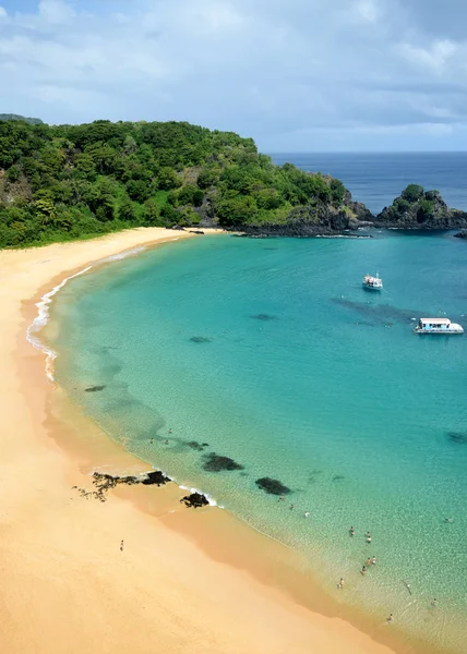 Krystalický moře pláž ve městě Fernando de Noronha, Brazílie — Stock fotografie