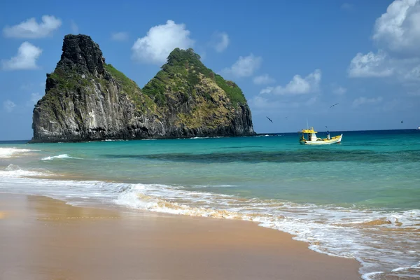 Playa de mar cristalino en Fernando de Noronha, Brasil — Foto de Stock