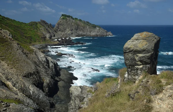 Krystalický moře pláž ve městě Fernando de Noronha, Brazílie — Stock fotografie