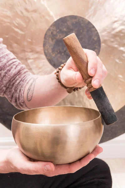 Geleneksel Tibet meditasyon kasesi kişisel ritüeller için.