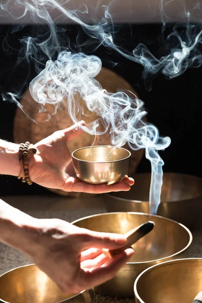 Aromaterapi Och Tibetan Singing Bowl Ceremoni Stockbild