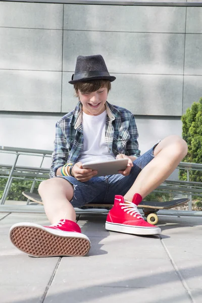 Ragazzo con skateboard — Foto Stock