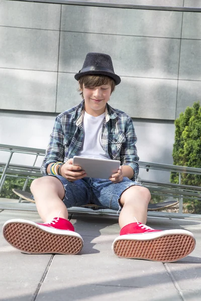 Ragazzo con skateboard — Foto Stock