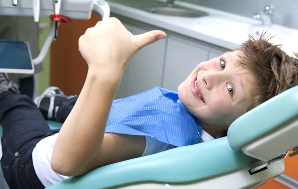 Rapaz no dentista — Fotografia de Stock