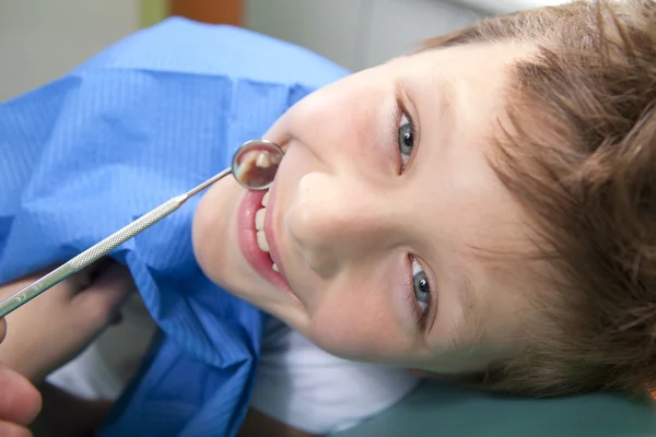 Хлопчик у стоматолога — стокове фото