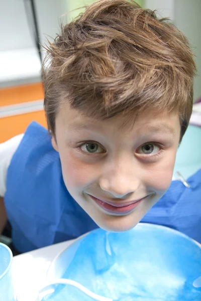 Fiatal fiú a fogorvosnál — Stock Fotó