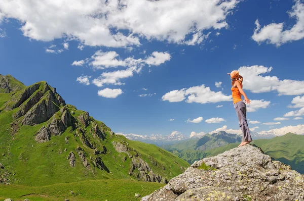 Young woman standing on a rock — Stock Photo, Image