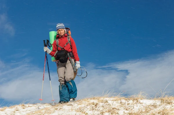 冬山でスキー旅行を行う若い女性 — ストック写真