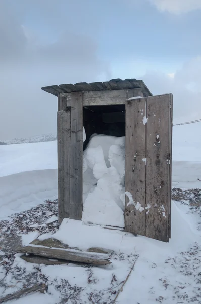 アルプスの雪の木製トイレ ボックス ストックフォト