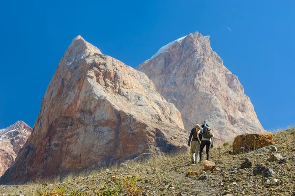 Twee mannen wandelen in Tadzjikistan bergen — Stockfoto