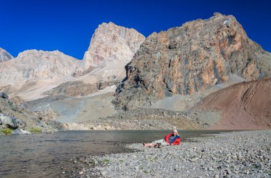 Yalnız adam kalan dağ gölü