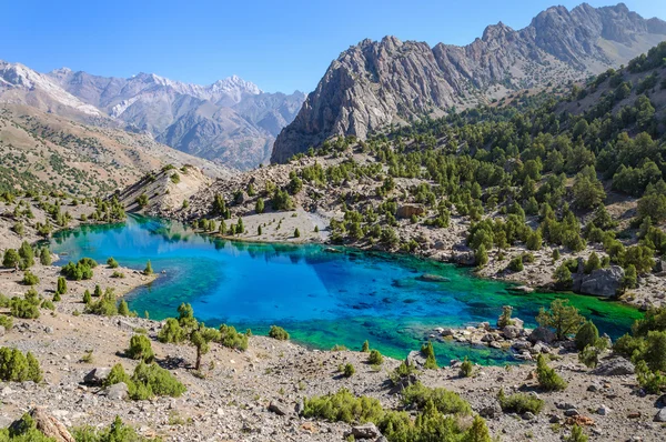 Tacikistan ülkesindeki görkemli dağ gölü. — Stok fotoğraf