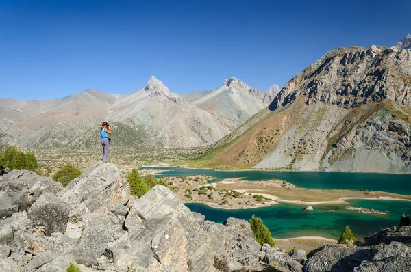 Девушка фотографировала горное озеро — стоковое фото