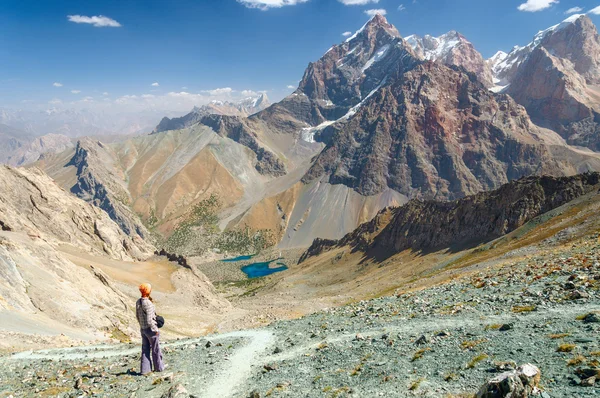 Young woman coming down the hillside to the lakes — Stock Photo, Image