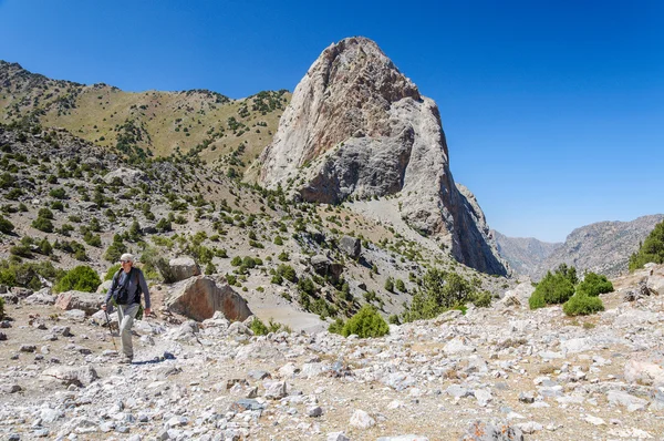 Man hiking in Tajikistan mountains — Stock Photo, Image