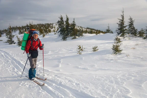 Femme ski de fond en montagne — Photo