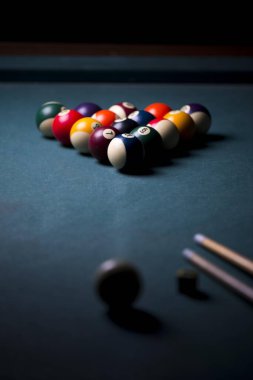 Topları izole edilmiş bilardo masası. Bilardo ıstakası oyunu